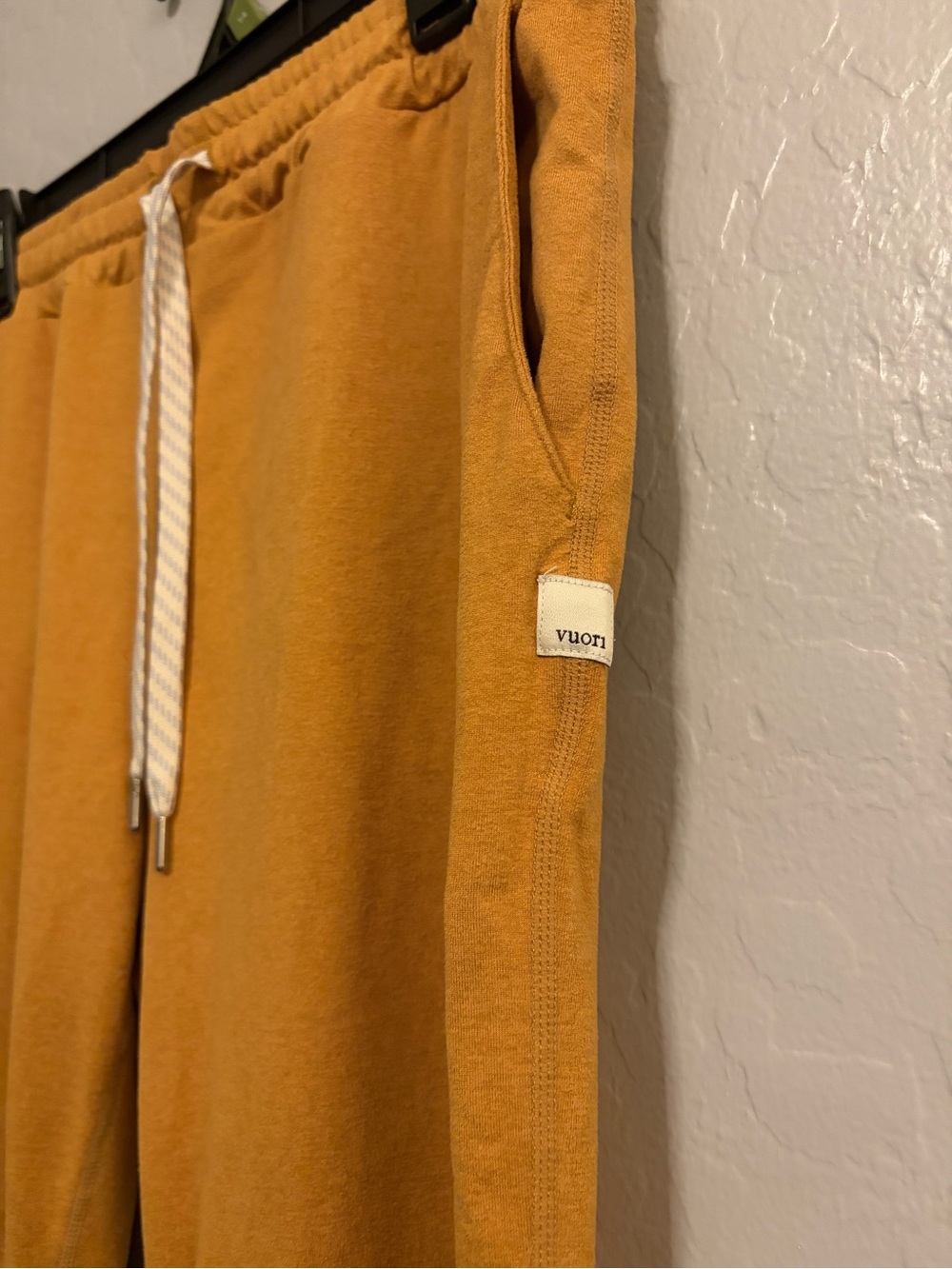 Vuori Performance Jogger Turmeric Heather DreamKnit Size Med - Picture 4 of 8